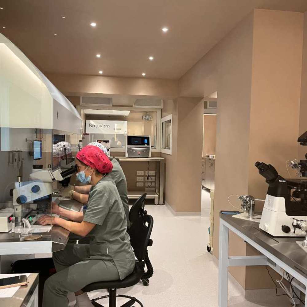 El trabajo de un embriólogo en el laboratorio NatuVitro